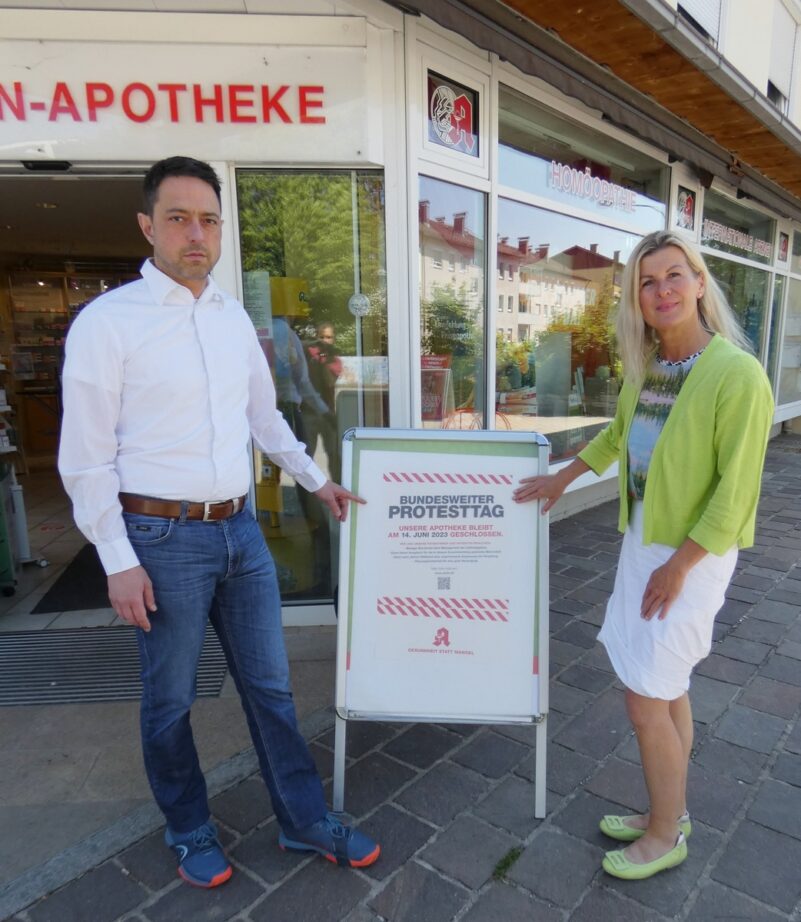 Apotheker Dr. Alexander Hartl mit Andrea Wittmann (1)