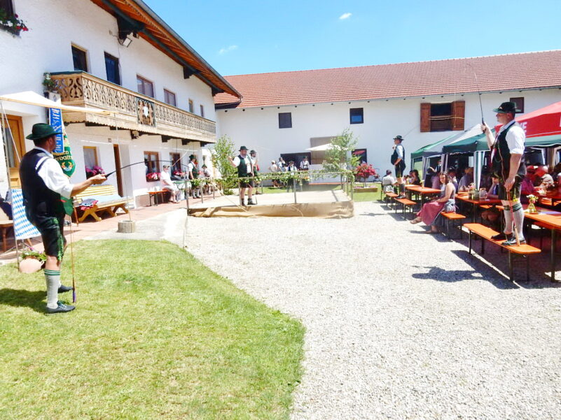 Die Reischacher Goaßlschnalzer beim Vierseithoffest in Englsperg