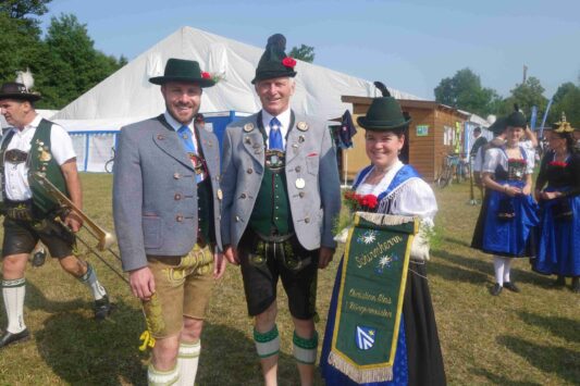 kl-1Artmann-Vorstand-Fahnenband-Dirndl