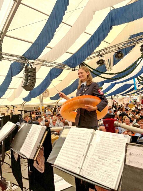 kl-1LisaWeber-knallrotes Gummiboot