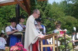 kl-1Pfarrer-Fahnenband-Dirndl