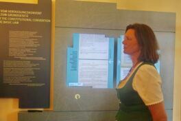 1Ilse Aigner beim Studium der Tafeln