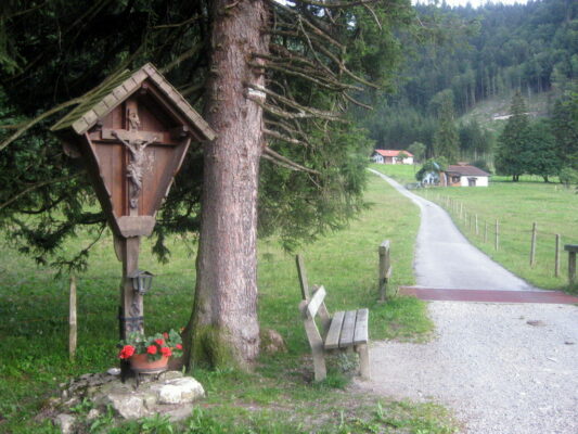 BlickmitKreuzaufMoserbodenalmen