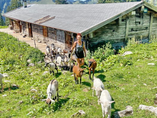 1Martina - mit Ziegen2