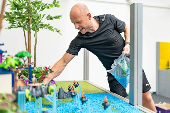 Aufbau-Playmobil-Ausstellung-Stadtglerie-Altoetting-Oliver-Schaffer-Foto-Hans-Dirschl