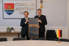 Delegation Temesch_GeschenkLandkreisePartnerschaft_2023