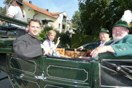 Foto 10 Kusche mit Pfarrer (1)