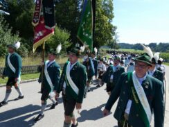 Foto 11 Grabenstätter Trachtler mit 1. Vorstand (2)