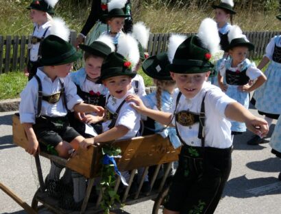 Foto 12 Festzug Grabenstätter Leiterwagerl (1)