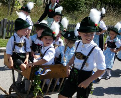 Foto 12 Festzug Grabenstätter Leiterwagerl (2)