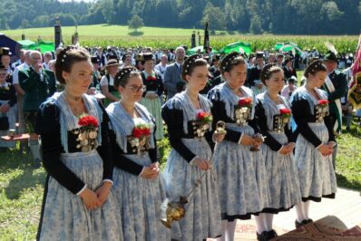 Foto 3 Trachtendirndln und Ministranten