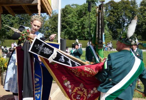 Foto 6 Fahnenband an Fahne geheftet (2)