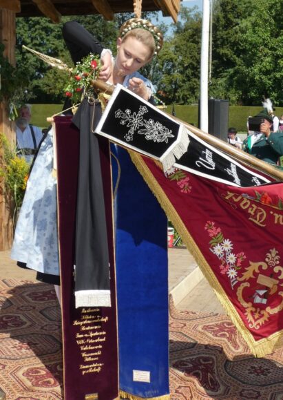 Foto 6 Fahnenband an Fahne geheftet (3)