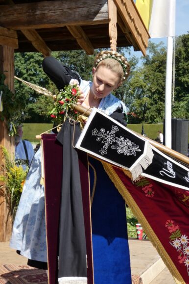 Foto 6 Fahnenband an Fahne geheftet (4)