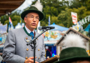 O‘zapft is! Das 162. Rosenheimer Herbstfest ist eröffnet