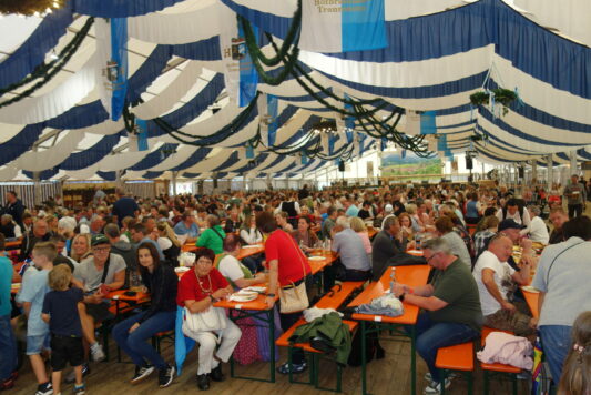 viel Betrieb im Festzelt