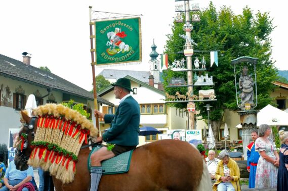 Standarte RuhpoldingvorKircheDSCF5550