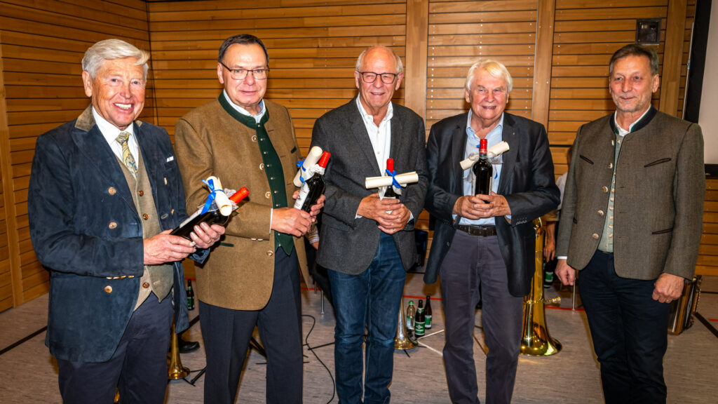 Amerangs Bürgermeister Konrad Linner dankt dem Redaktionsteam für ihre Arbeit. Von links nach rechts: Wolfgang Klautzsch, Altbürgermeister Gust Voit, Rupert Rußwurm, Dr. Otto Helwig, Bürgermeister Konrad Linner.
