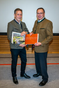 Die Gemeinde Amerang stellt neues Heimatbuch vor