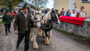Traditioneller Leonhardiritt in Nußdorf