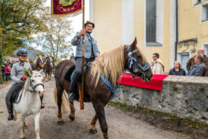 Traditioneller Leonhardiritt in Nußdorf
