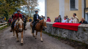 Traditioneller Leonhardiritt in Nußdorf