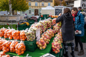 Herbstlicher Marktzauber in Neubeuern: Ein Bummel durch bayerische Vielfalt von Handwerk, Mode und Kulinarik