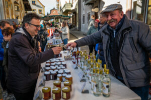 Herbstlicher Marktzauber in Neubeuern: Ein Bummel durch bayerische Vielfalt von Handwerk, Mode und Kulinarik