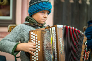 Hannes Astner aus Neubeuern mit seiner Ziach beim Warenmarkt in Neubeuern