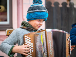 Hannes Astner aus Neubeuern mit seiner Ziach beim Warenmarkt in Neubeuern