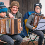 Hannes Astner, Neubeuern und Leo Hermann, Samerberg (beide 8 Jahre jung) unterhalten die Besucher auf dem Marktplatz von Neubeuern beim Warenmarkt