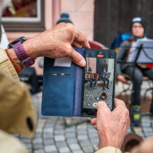 Hannes Astner, Neubeuern und Leo Hermann, Samerberg (beide 8 Jahre jung) unterhalten die Besucher auf dem Marktplatz von Neubeuern beim Warenmarkt