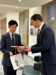 23-12-19 PM Generalkonsul Japan Geschenke