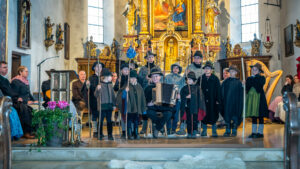 Festliches Adventsingen auf dem Samerberg verzaubert Groß und Klein