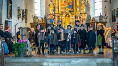 Festliches Adventsingen auf dem Samerberg verzaubert Groß und Klein