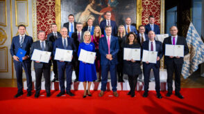 B005c_231108JOK123_169