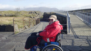 _DSC2243 mathias zwischen zwei kontinentalplatten links amerika rechts eurasien