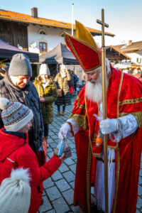 Samerberger Dorfadvent verzaubert mit festlichem Glanz und besinnlichen Momenten