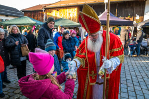 Samerberger Dorfadvent verzaubert mit festlichem Glanz und besinnlichen Momenten