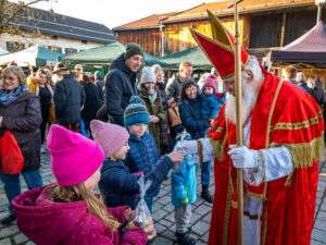 Samerberger Dorfadvent verzaubert mit festlichem Glanz und besinnlichen Momenten