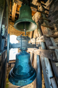 Die Glocken der Dorfkirche St. Peter in Steinkirchen: Eine Zeitreise durch Freud und Leid