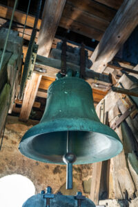 Die Glocken der Dorfkirche St. Peter in Steinkirchen: Eine Zeitreise durch Freud und Leid