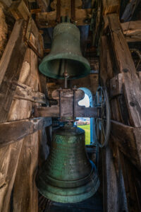Die Glocken der Dorfkirche St. Peter in Steinkirchen: Eine Zeitreise durch Freud und Leid