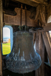Die Glocken der Dorfkirche St. Peter in Steinkirchen: Eine Zeitreise durch Freud und Leid