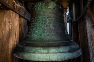 Die Glocken der Dorfkirche St. Peter in Steinkirchen: Eine Zeitreise durch Freud und Leid