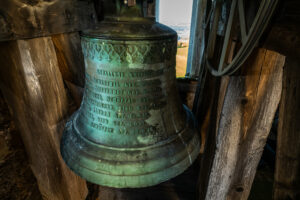 Die Glocken der Dorfkirche St. Peter in Steinkirchen: Eine Zeitreise durch Freud und Leid