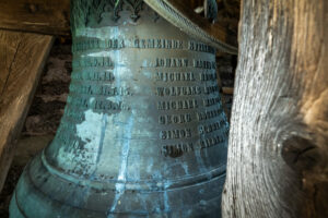 Die Glocken der Dorfkirche St. Peter in Steinkirchen: Eine Zeitreise durch Freud und Leid