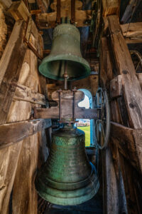 Die Glocken der Dorfkirche St. Peter in Steinkirchen: Eine Zeitreise durch Freud und Leid