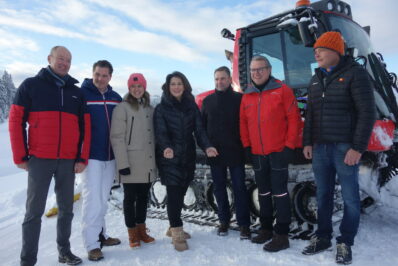 Gruppenbild mit Pistenraupe