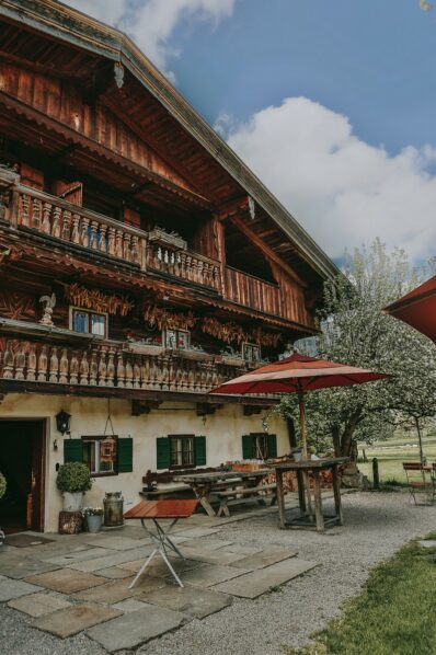 Hof_Aussen_Eingang_HZ_Fruehling_gedeckt_0